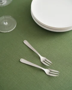 Льняная скатерть зеленая 140х240 см