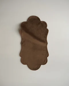 Бархатная интерьерная салфетка карамельная