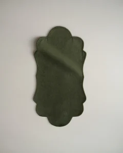 Бархатная интерьерная салфетка зеленая