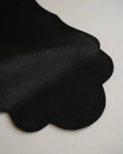 Бархатная интерьерная салфетка черная