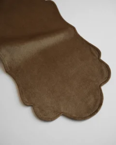 Бархатная интерьерная салфетка карамельная