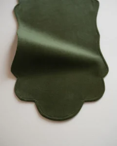 Бархатная интерьерная салфетка зеленая