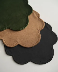 Бархатная интерьерная салфетка зеленая