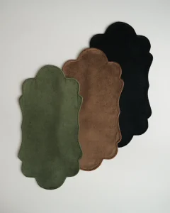 Бархатная интерьерная салфетка зеленая