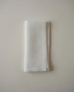 Салфетки белые с золотой строчкой, 2 шт