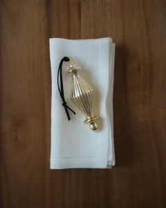 Салфетки белые с золотой строчкой, 2 шт