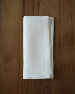 Салфетки белые с золотой строчкой, 2 шт