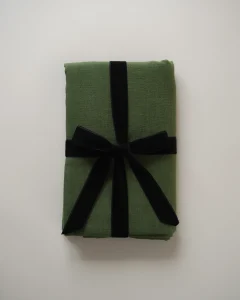 Льняная скатерть зеленая 140х240 см