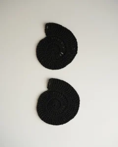 Вязаные костеры в виде ракушек черные, 2 шт