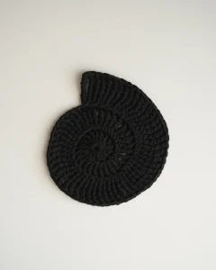 Вязаные костеры в виде ракушек черные, 2 шт