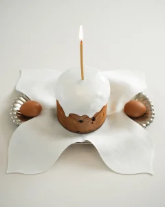 Пасхальный набор с салфеткой «лепесток» и тонкими свечами