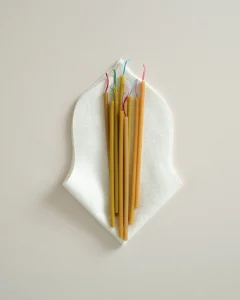 Пасхальный набор с салфеткой «лепесток» и тонкими свечами