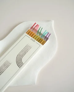 Пасхальный набор с салфеткой «лепесток» и тонкими свечами