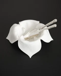 Подарочный набор с винтажными приборами и салфеткой «лепесток»