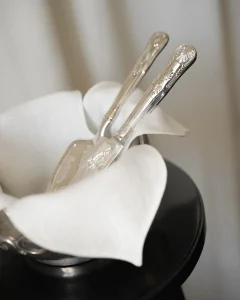 Подарочный набор с винтажными приборами и салфеткой «лепесток»